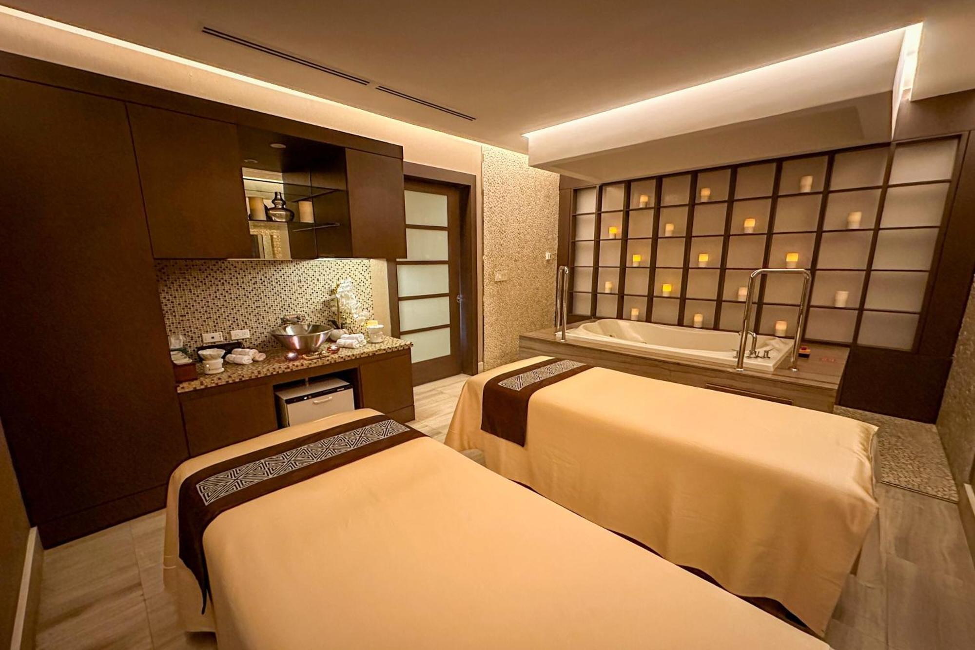 Sheraton Grand Panama Esterno foto A treatment room at the spa