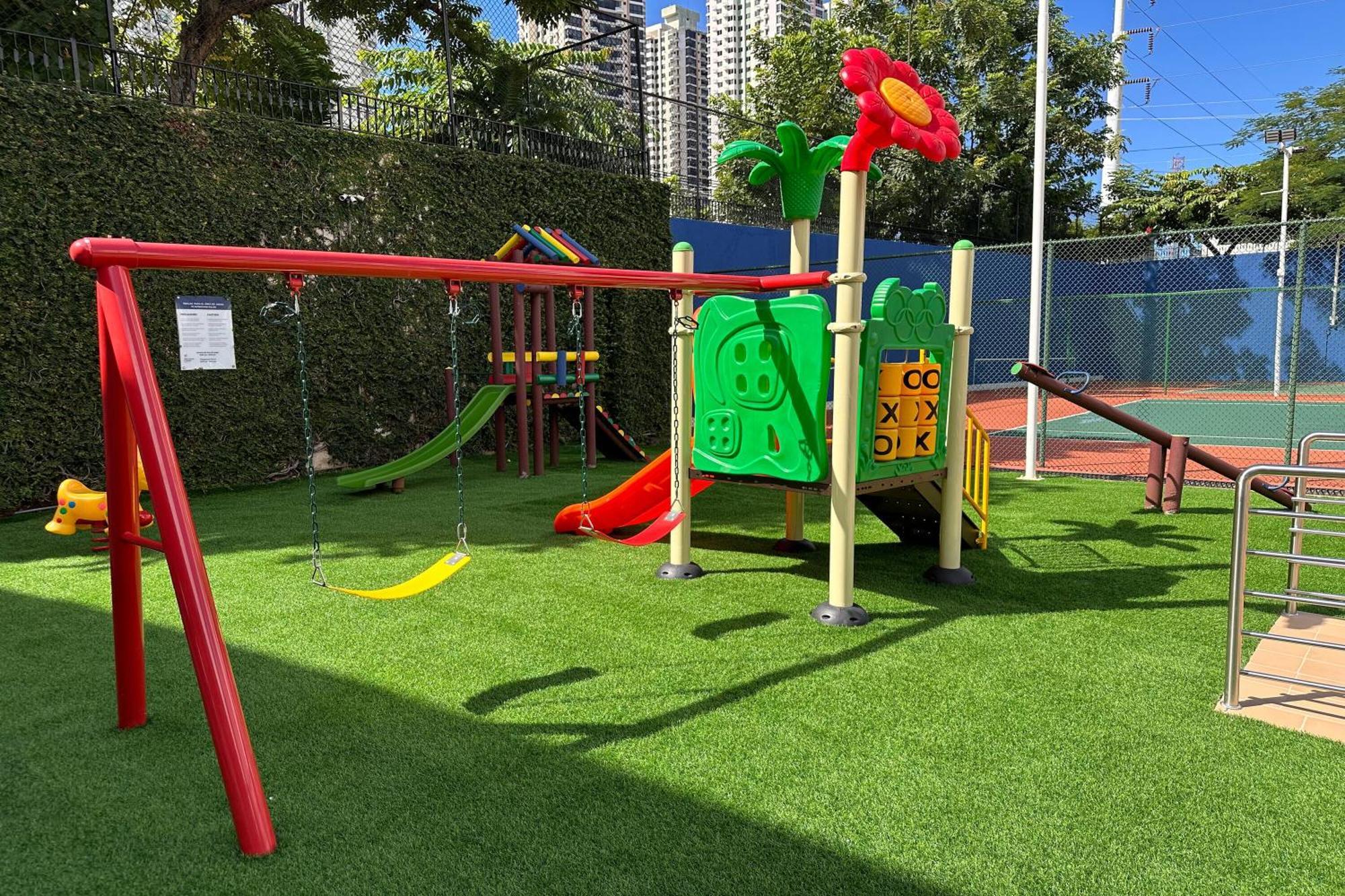 Sheraton Grand Panama Esterno foto Playground at the school